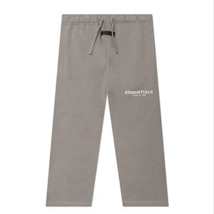 FEAR OF GOD ESSENTIALS
ESSENTIALS KID'S RELAXED SWEATPANTS - DESERT TAUPE Boys 8